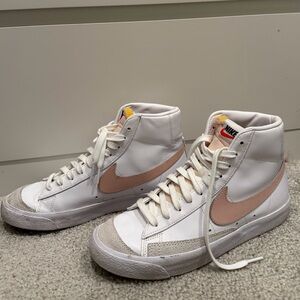 Nike Women's Blazer Mid 77 Shoes